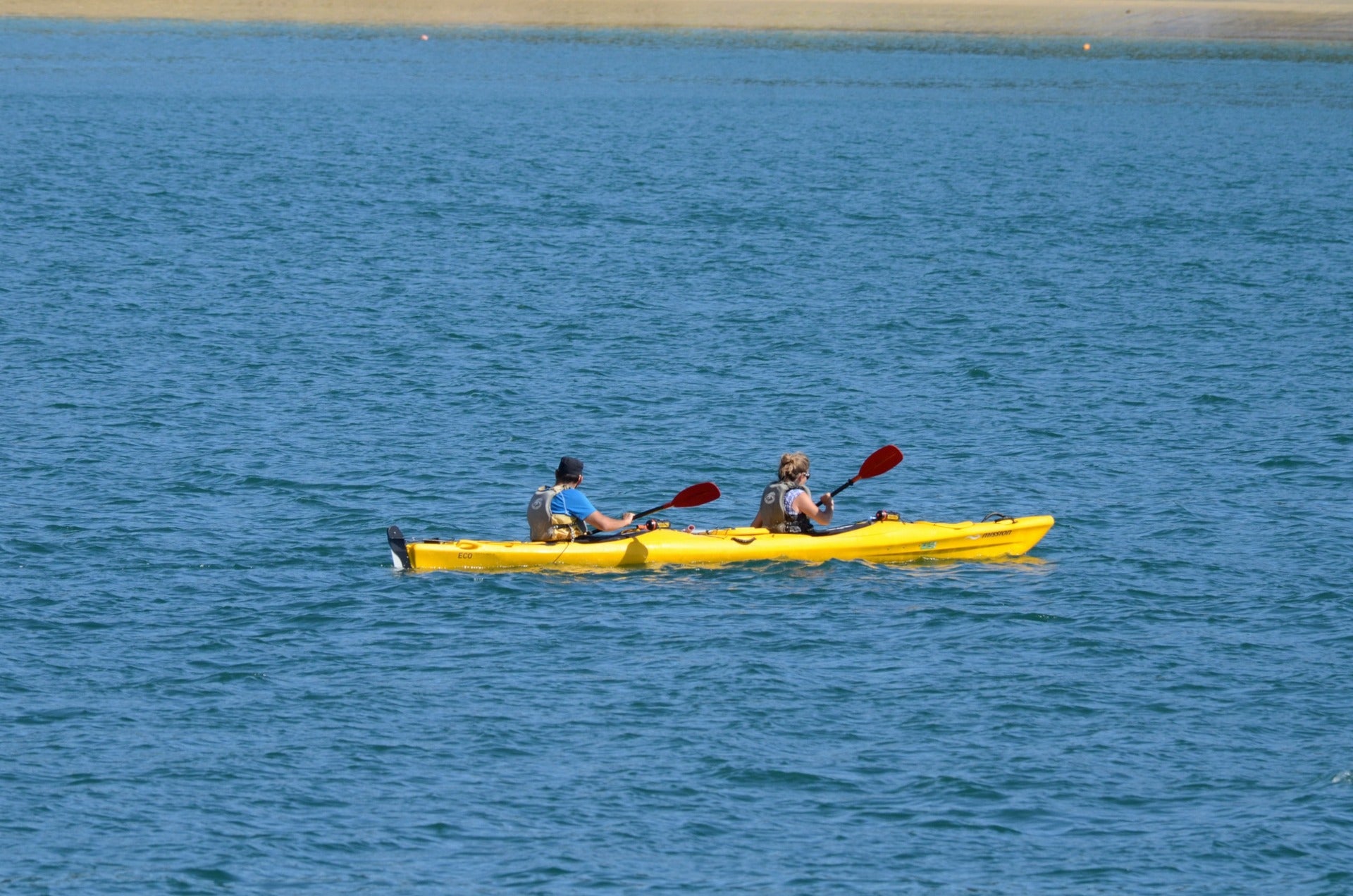 Descubre en qué consiste el kayak surf