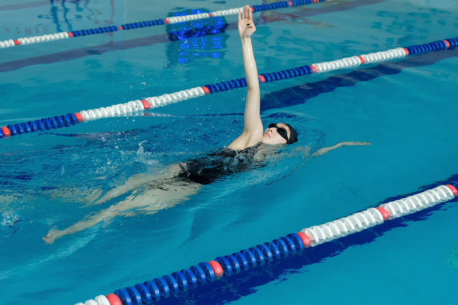 Nadar con el estilo a espalda permite que la respiración se realice más fácilmente.