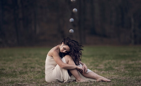 mujer con esferas