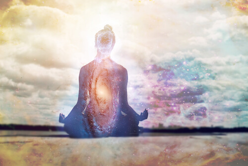 mujer meditando representando la relación mente-cuerpo-emoción