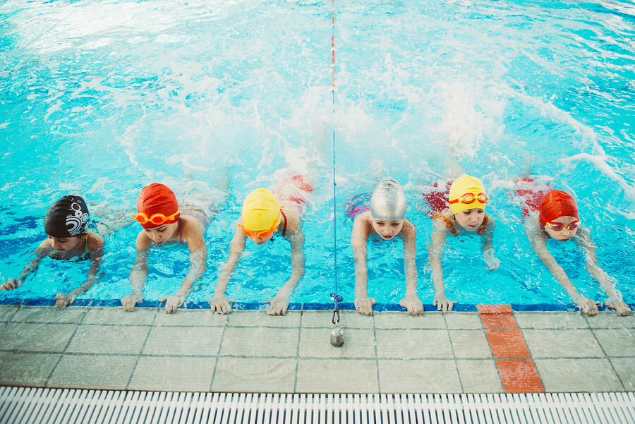 Enseñar a nadar a los niños es un proceso que toma su tiempo.
