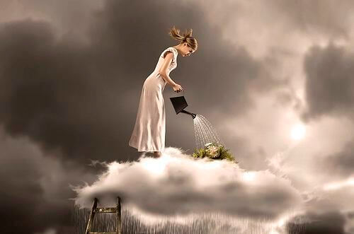mujer que riega nube simbolizando los beneficios de la Inteligencia Emocional