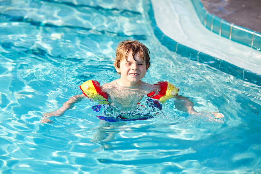 Enseñar a nadar en la niñez hace más sencillo este proceso de aprendizaje.