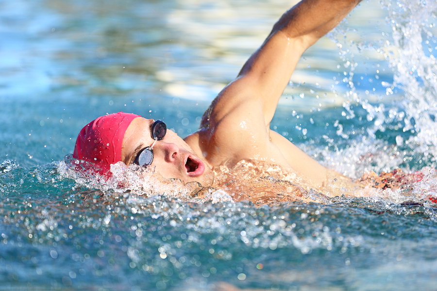 Nadador con elementos de protección para ojos y cabello