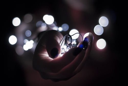 mano con luces simbolizando a las personas creativas