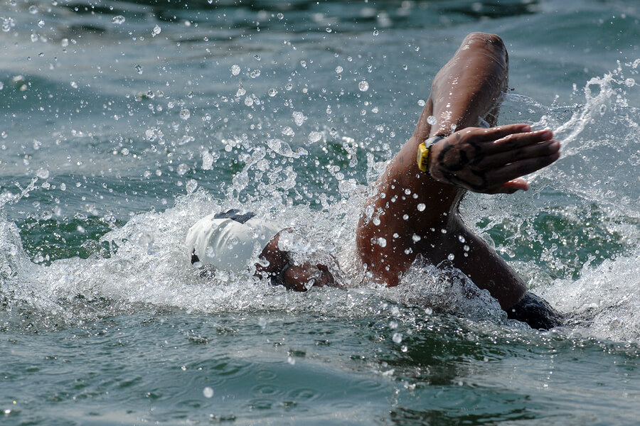 Deportista nadando en aguas abiertas
