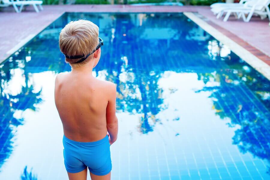 El miedo al agua puede ser un verdadero obstáculo para un niño al aprender a nadar.