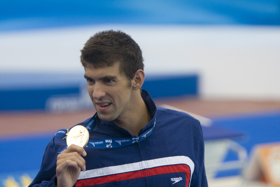Michael Phelps con una medalla en la mano