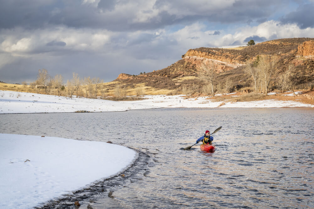 Deportista en kayak en invierno