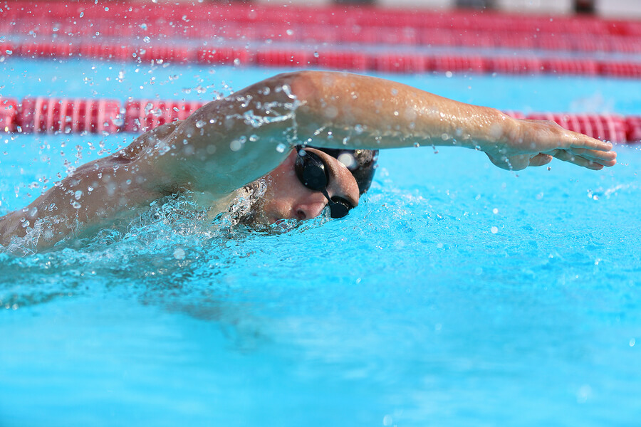 Nadador entrenando con mucha motivación.