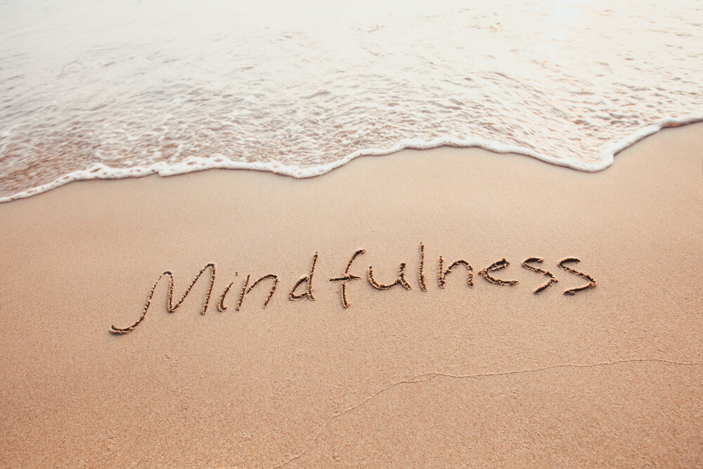 Mindfulness escrito en la arena
