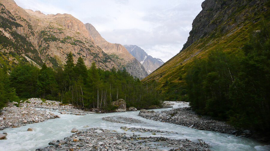 Los Alpes Franceses también ofrecen sitios donde realizar piragüismo en Europa.